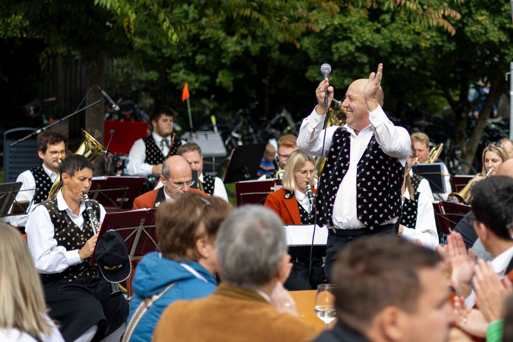 Musikalisch führen Wälder Klang, Schlagerkönig Wolfi und die Bürgermusik Wolfurt durch den Tag.