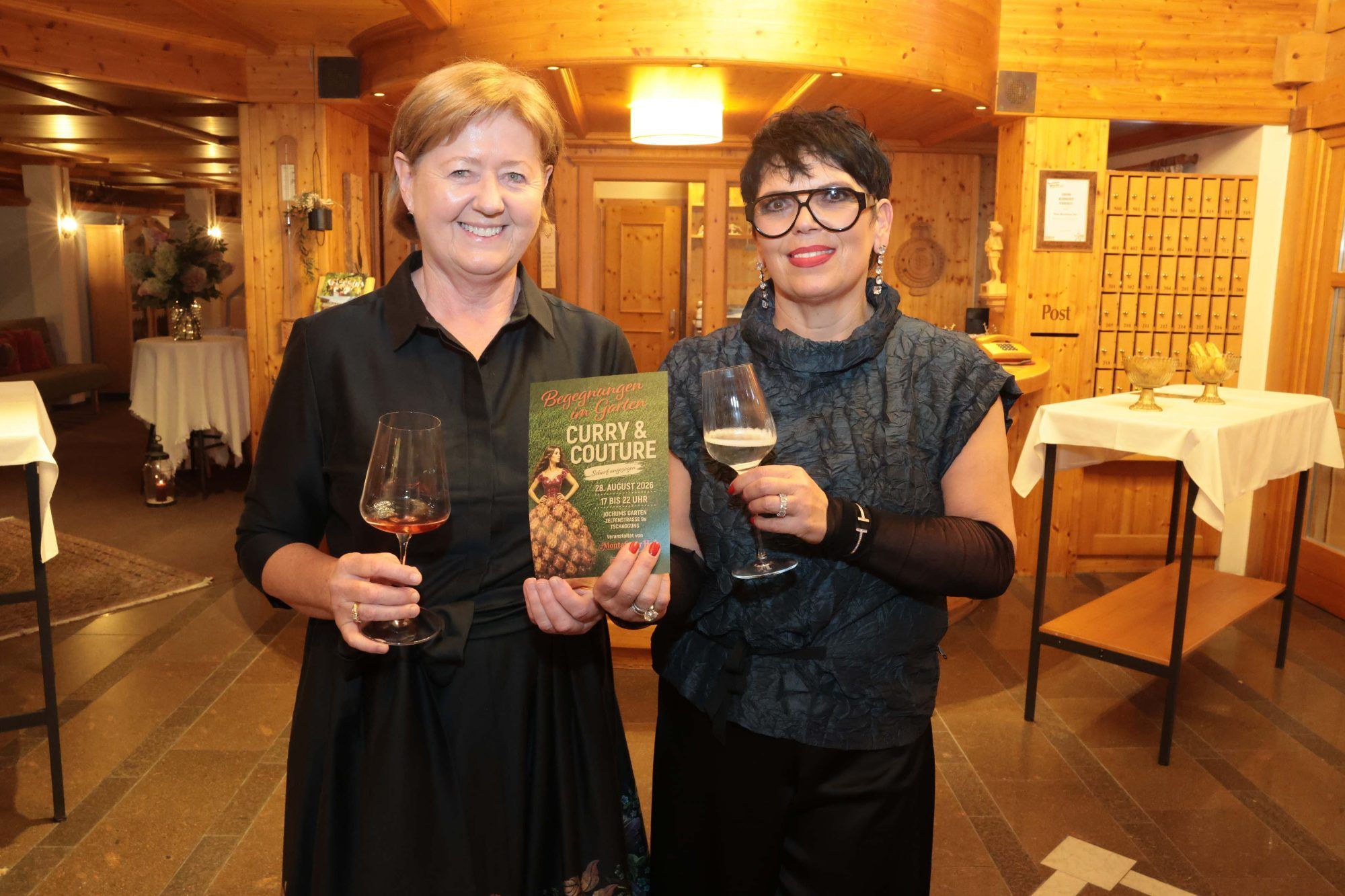 Gertrud Tschohl und Ruht Gollob-Kieber mit dem Flyer.