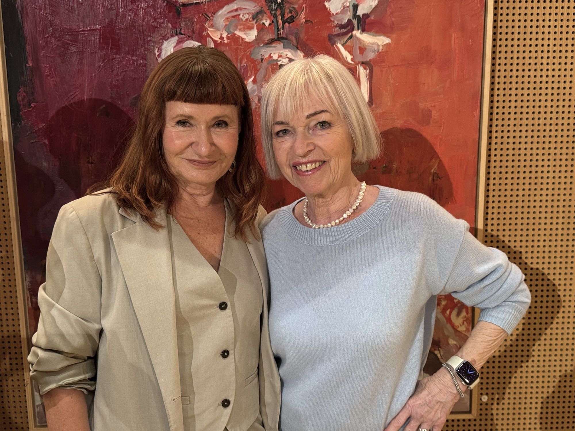 Künstlerin Mila Veljac'a Plaikner mit Dorit Wilhelm.