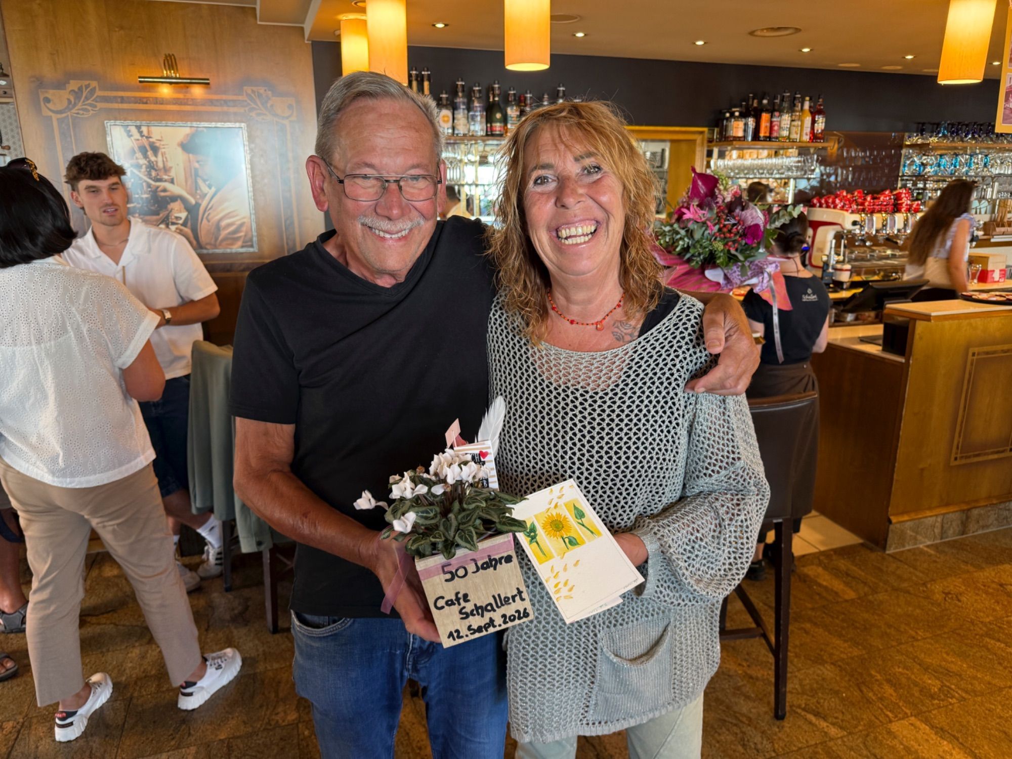 Campingfreunde als Geschenksboten/ Dagi Bösch und Josef Hofer