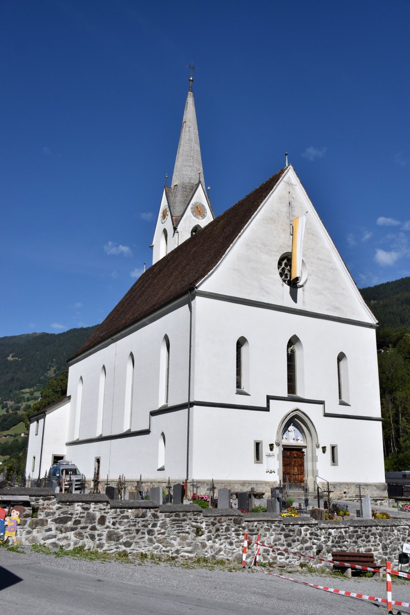 Innen- und Außenaufnahmen der Pfarrkirche Silbertal, Orgel und Orgelspieltisch.