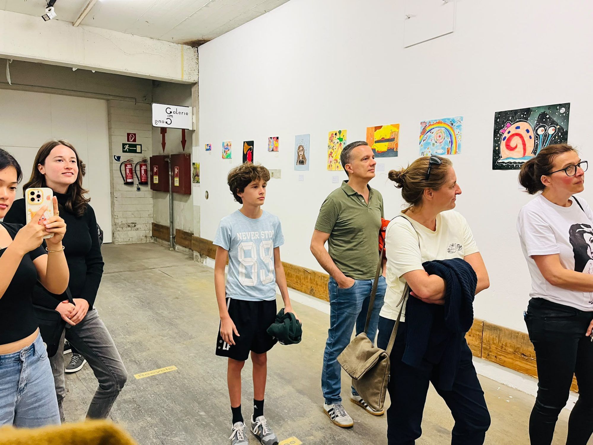 Bei der Vernissage kamen die jungen Künstler, Besucher und Projektbeteiligten in der CampusVäre zusammen.