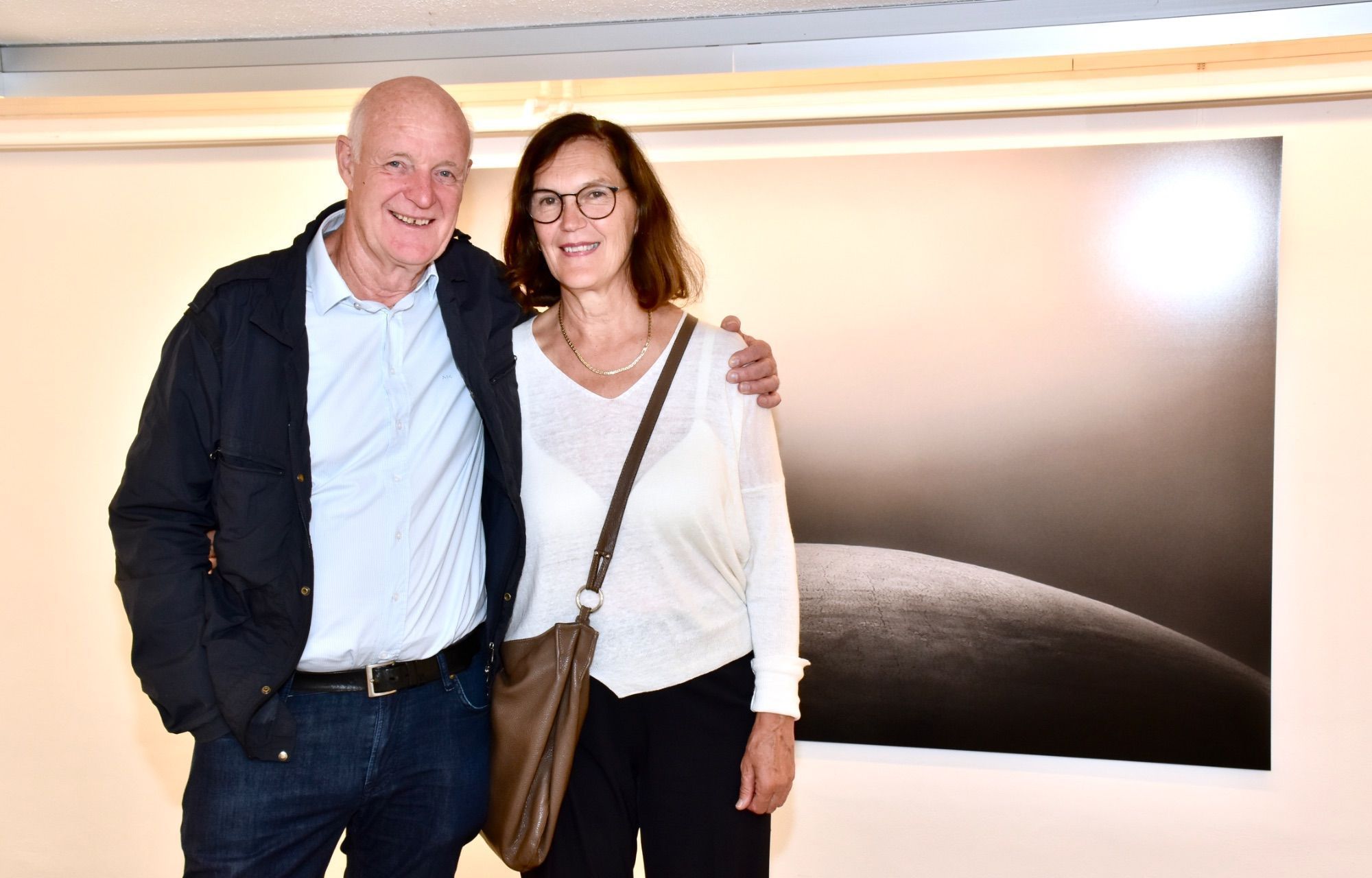 Der preisgekrönte Künstler Hermann Präg mit seiner Frau Manuela vor einem seiner Kunstwerke.