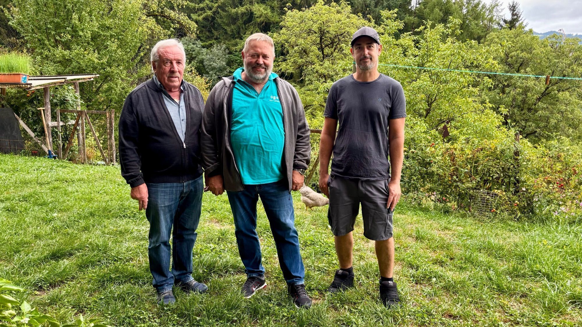 23 Gäste hatten sich zur Weinverkostung angemeldet. Sie wurden von Josef Kopf, Guntram Mündle und Peter Nachbaur begrüßt. Eigentlich sollte die Verkostung im Freien stattfinden.
