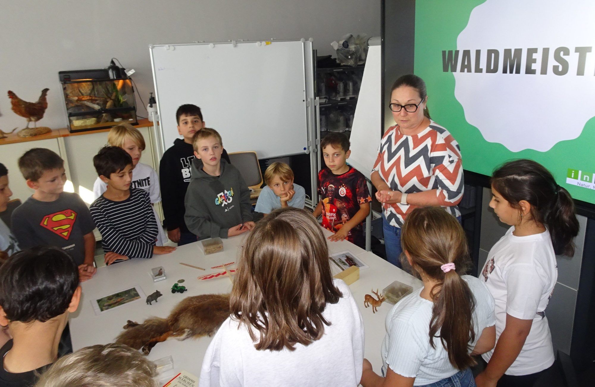 Museumspädagogin Susanne Stadelmann vermittelte den Kindern anschaulich das Thema Wald. 