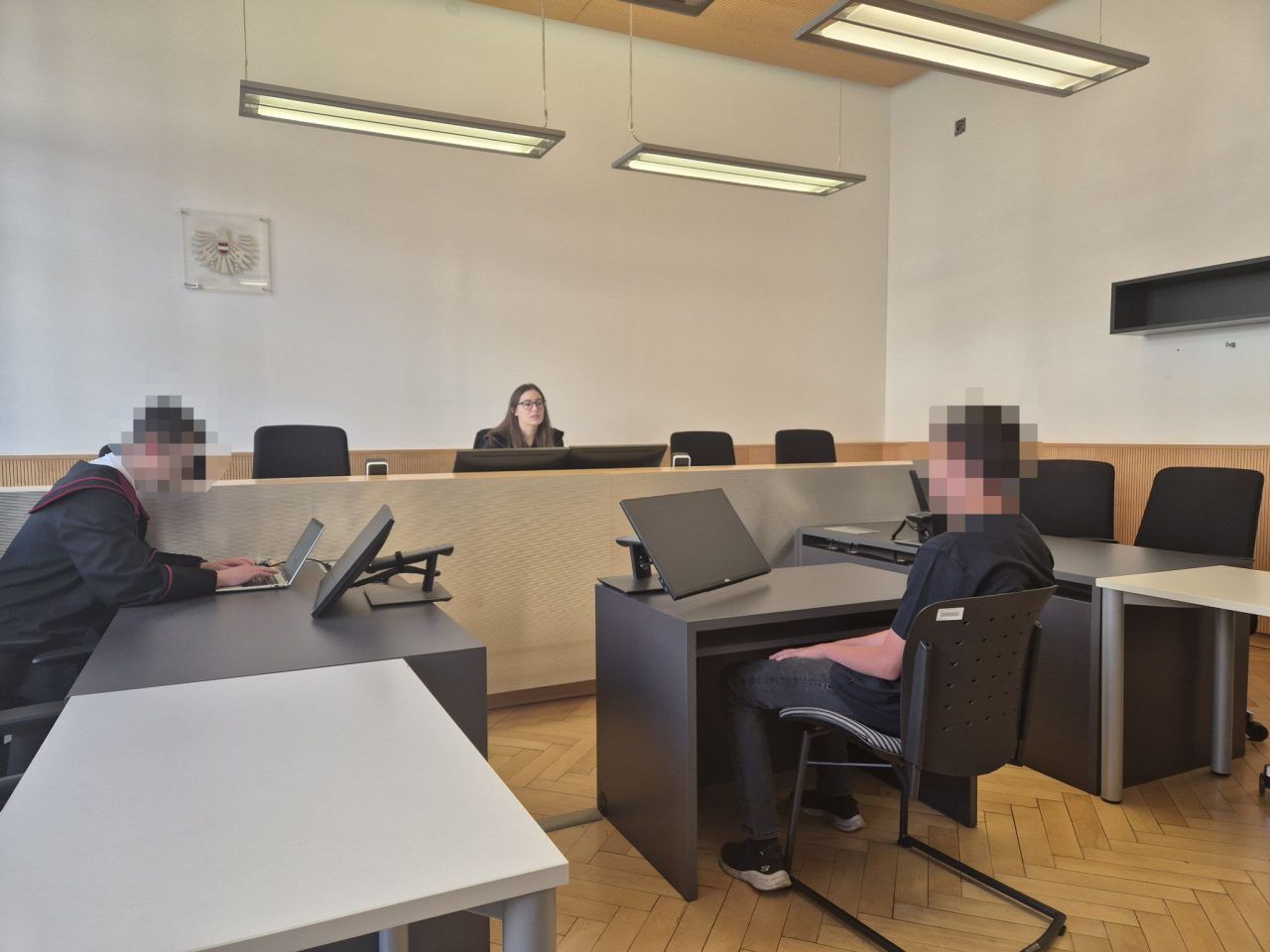Zwölfjährigen mit Sex-Sticker genötigt
