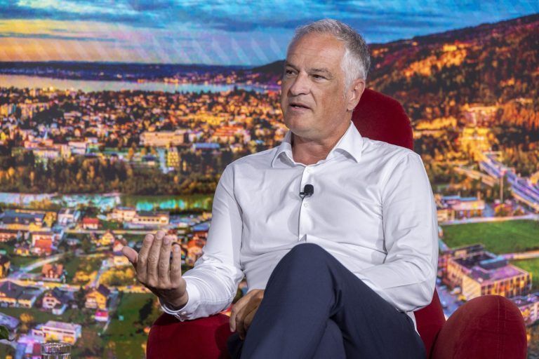 Leiter gibt Zeiler einen Korb mit Hintertürchen
