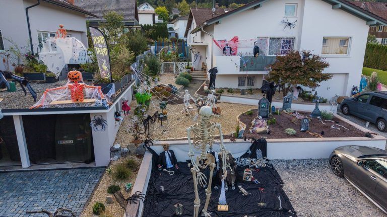 Schon einen Monat früher im Halloweenfieber: Diese Hohenemser Gärten sorgen für Aufsehen