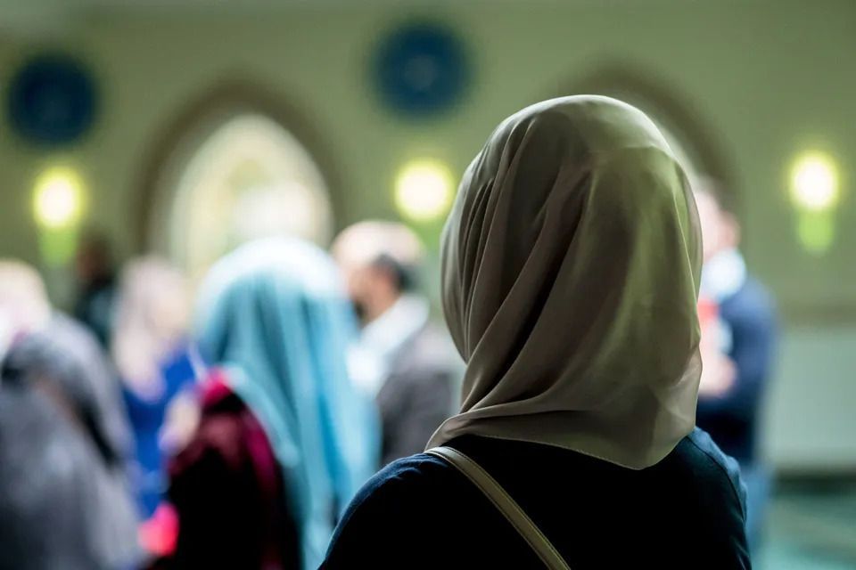 Eklat nach Kopftuchstreit in Kinderkrippe: Leitende Pädagogin zieht blank