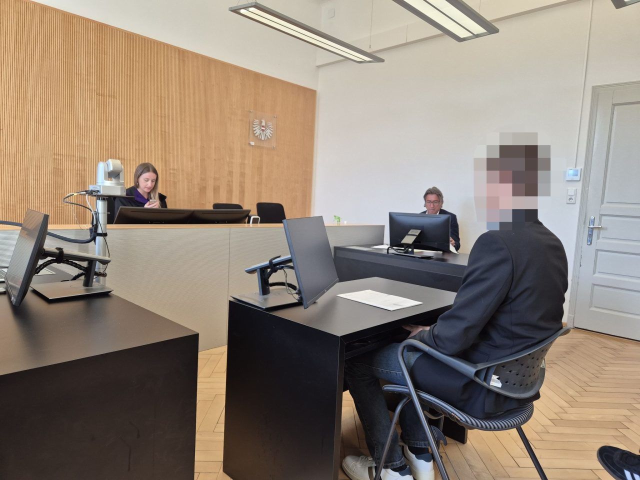 Fußgängerin mit Außenspiegel verletzt: Lenker bestreitet Absicht, doch das Gericht entschied