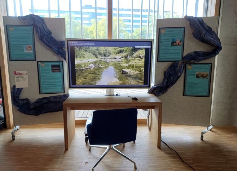 Eine Vorarlbergerin zeigt bei der Ars Electronica in Linz groß auf