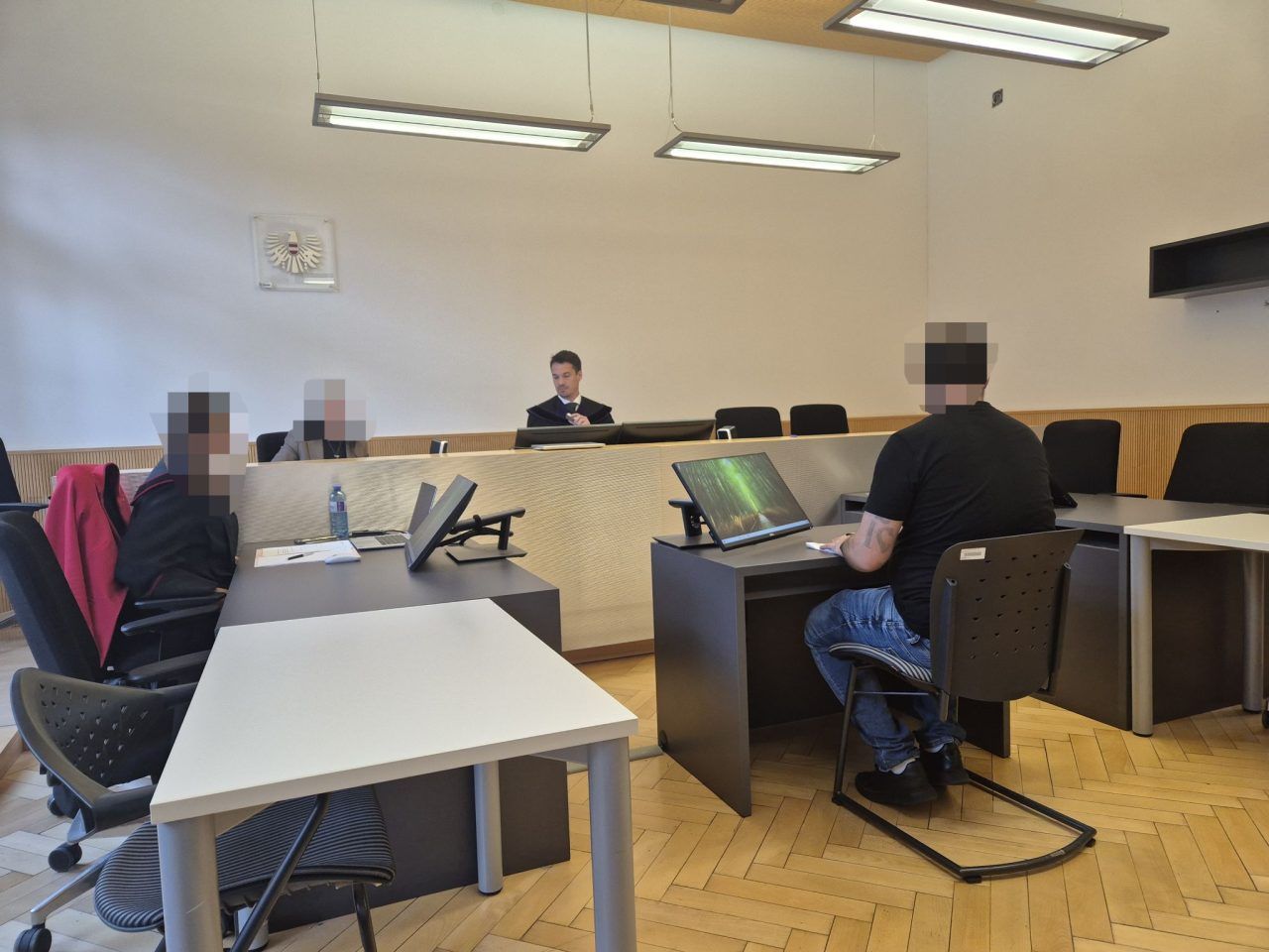 "Du wirst durch meine Hände sterben": Vater bis zur Bewusstlosigkeit gewürgt