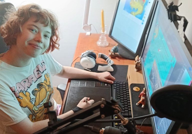 Eine Vorarlbergerin zeigt bei der Ars Electronica in Linz groß auf
