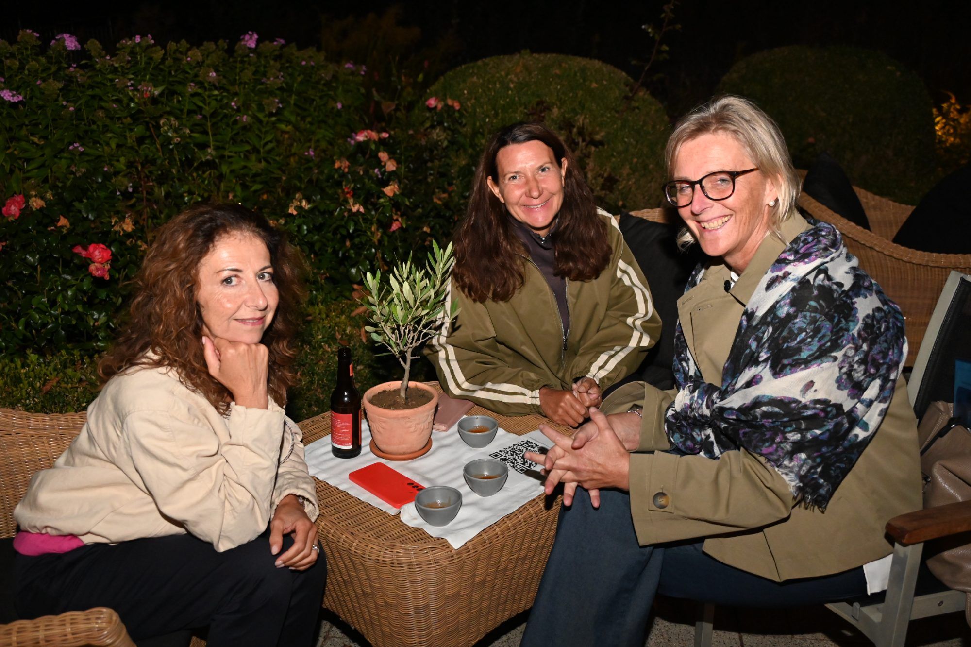 Die Unternehmer unterhielten sich auf der Terrasse.