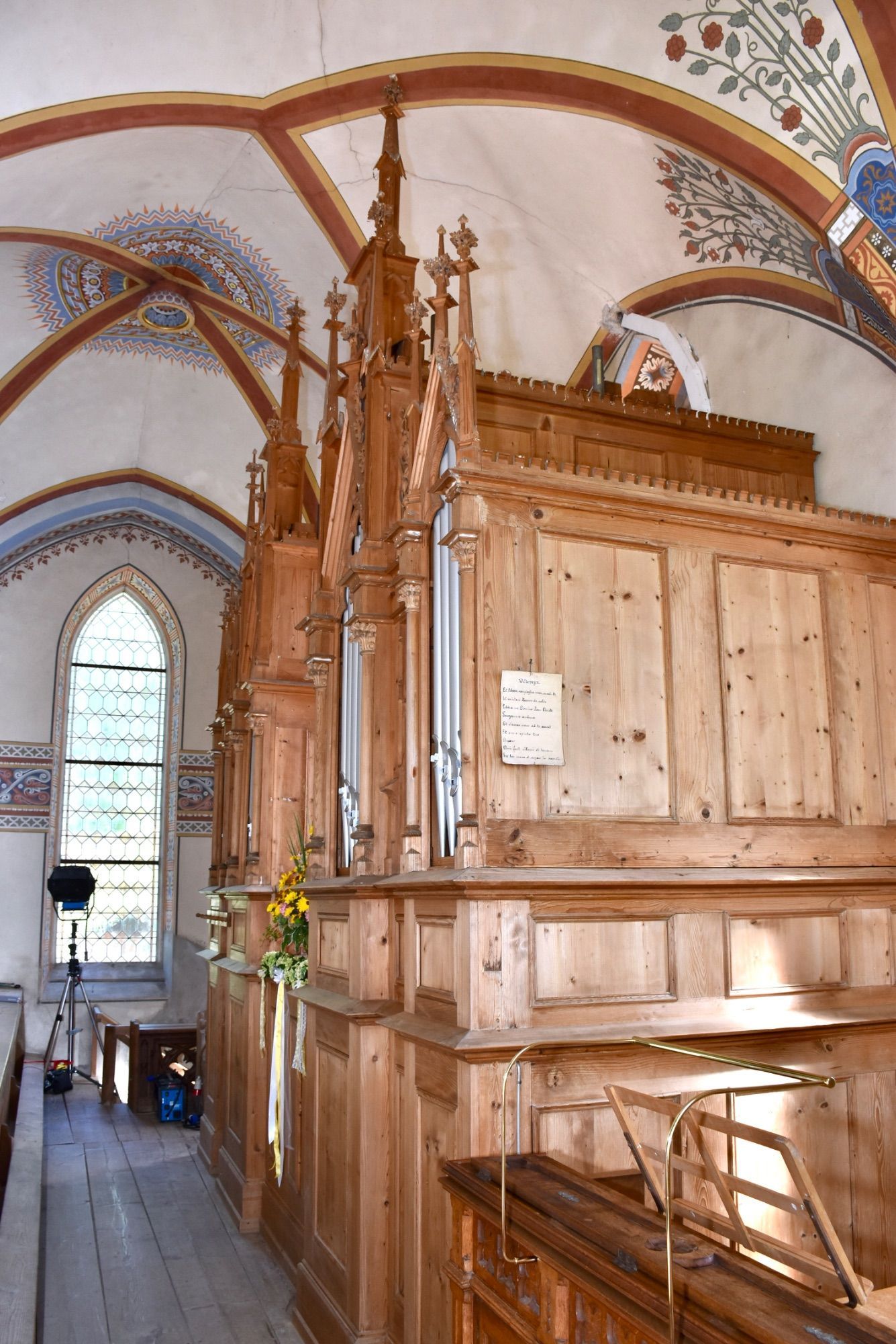 Innen- und Außenaufnahmen der Pfarrkirche Silbertal, Orgel und Orgelspieltisch.