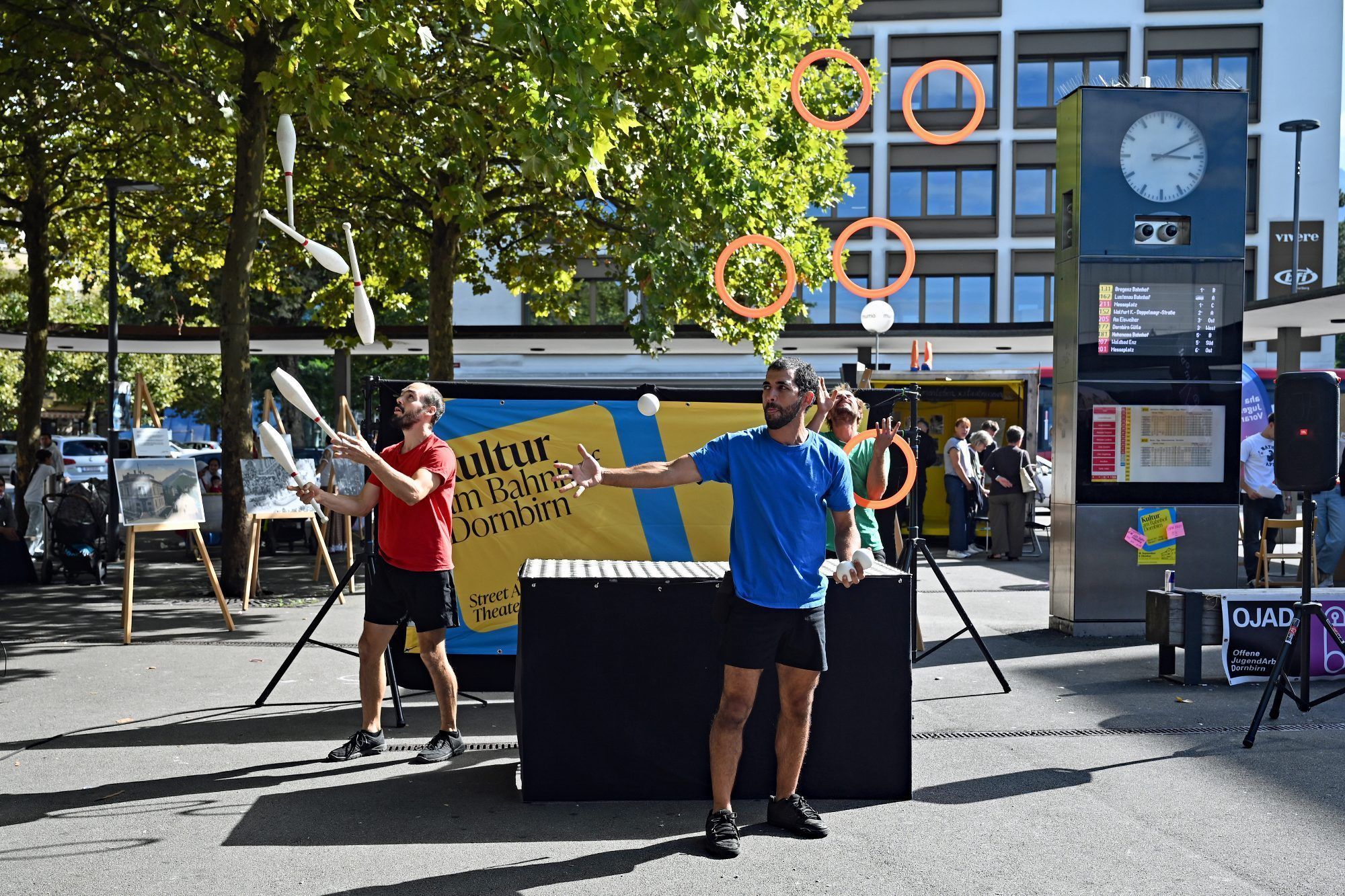 Die Artisten jonglierten mit Keulen, Bällen und Reifen.