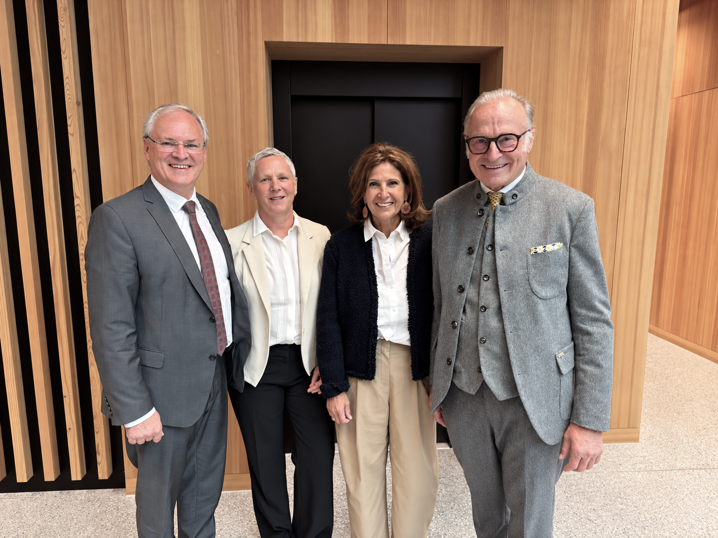 Landtagspräsident Harald Sonderegger mit Gattin Caroline und Obmann Ludwig Muxel mit Angelika bei der feierlichen Eröffnung.
