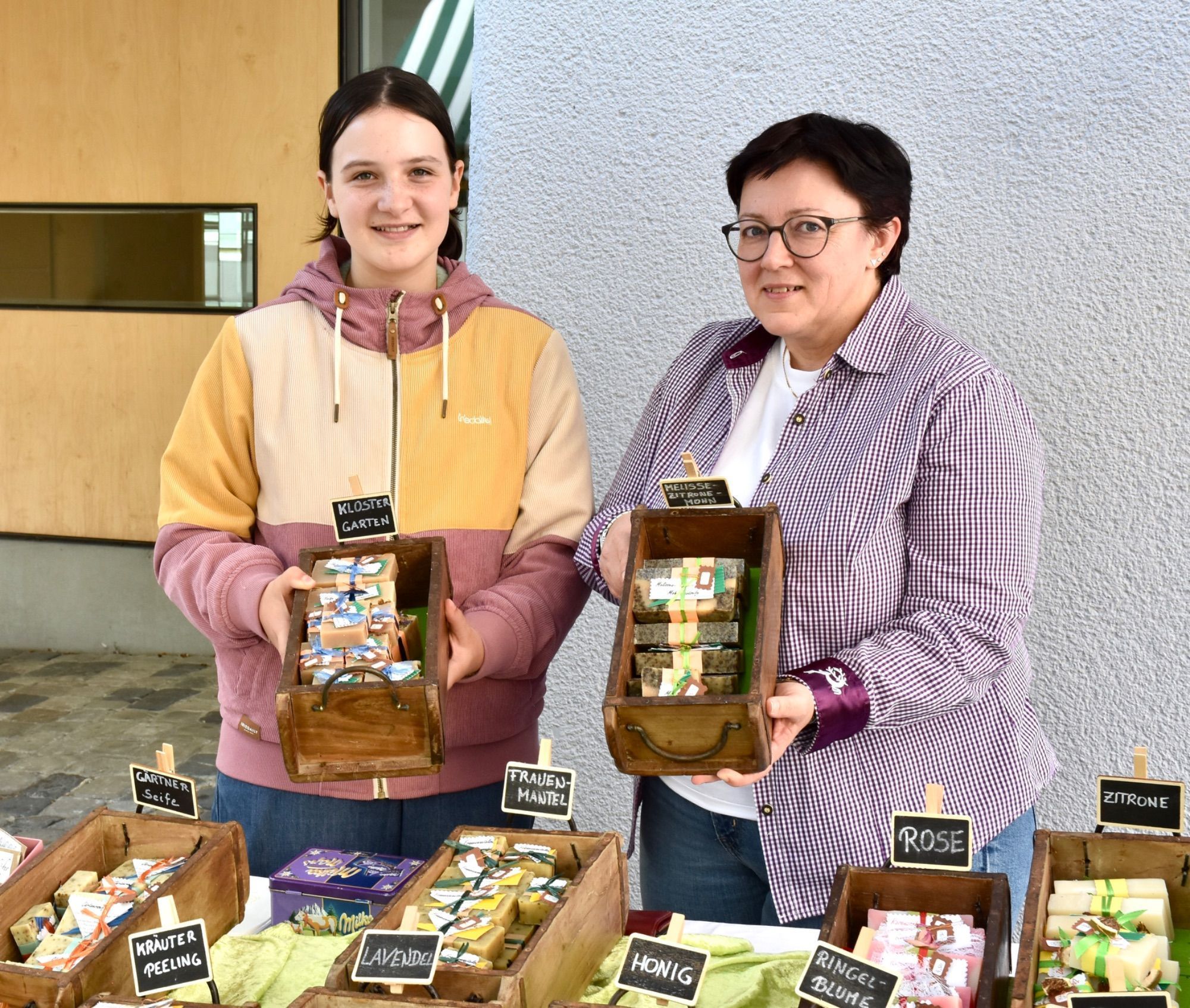 Sara Hörburger und Priska Tomaselli am Markt.