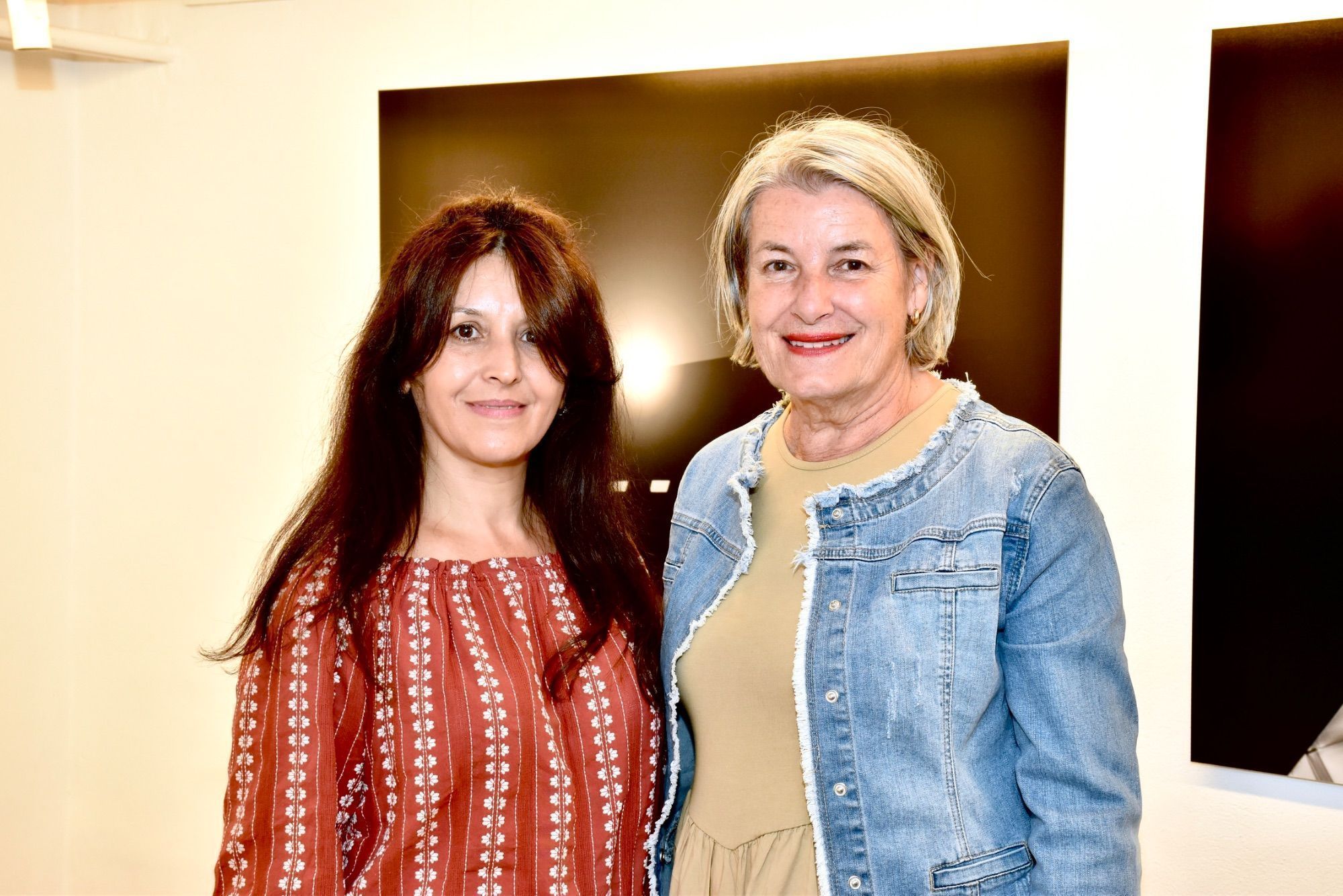 Maria Pob und Sigrid Andres zeigten sich begeistert von den ausgestellten Arbeiten.