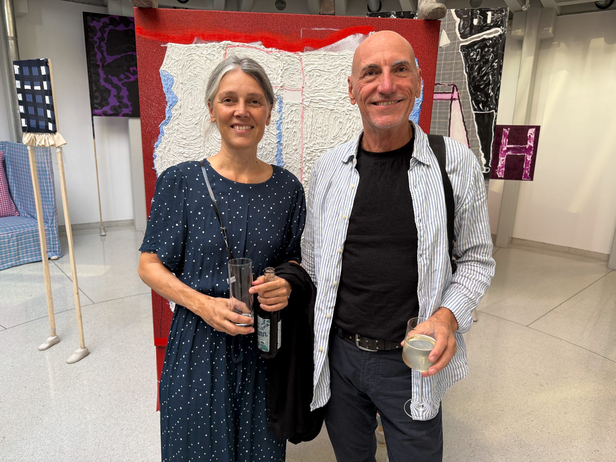 Harald Gmeiner und Illustratorin Francesca Motta inmitten der Kunst