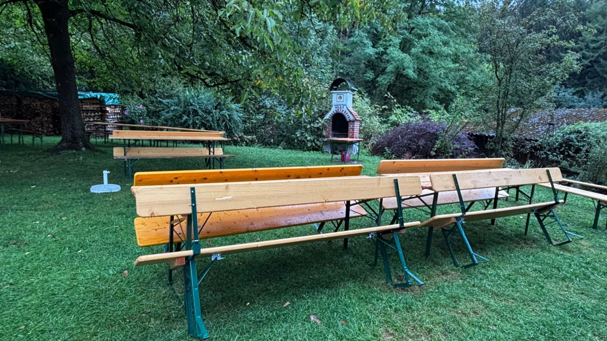 23 Gäste hatten sich zur Weinverkostung angemeldet. Sie wurden von Josef Kopf, Guntram Mündle und Peter Nachbaur begrüßt. Eigentlich sollte die Verkostung im Freien stattfinden.