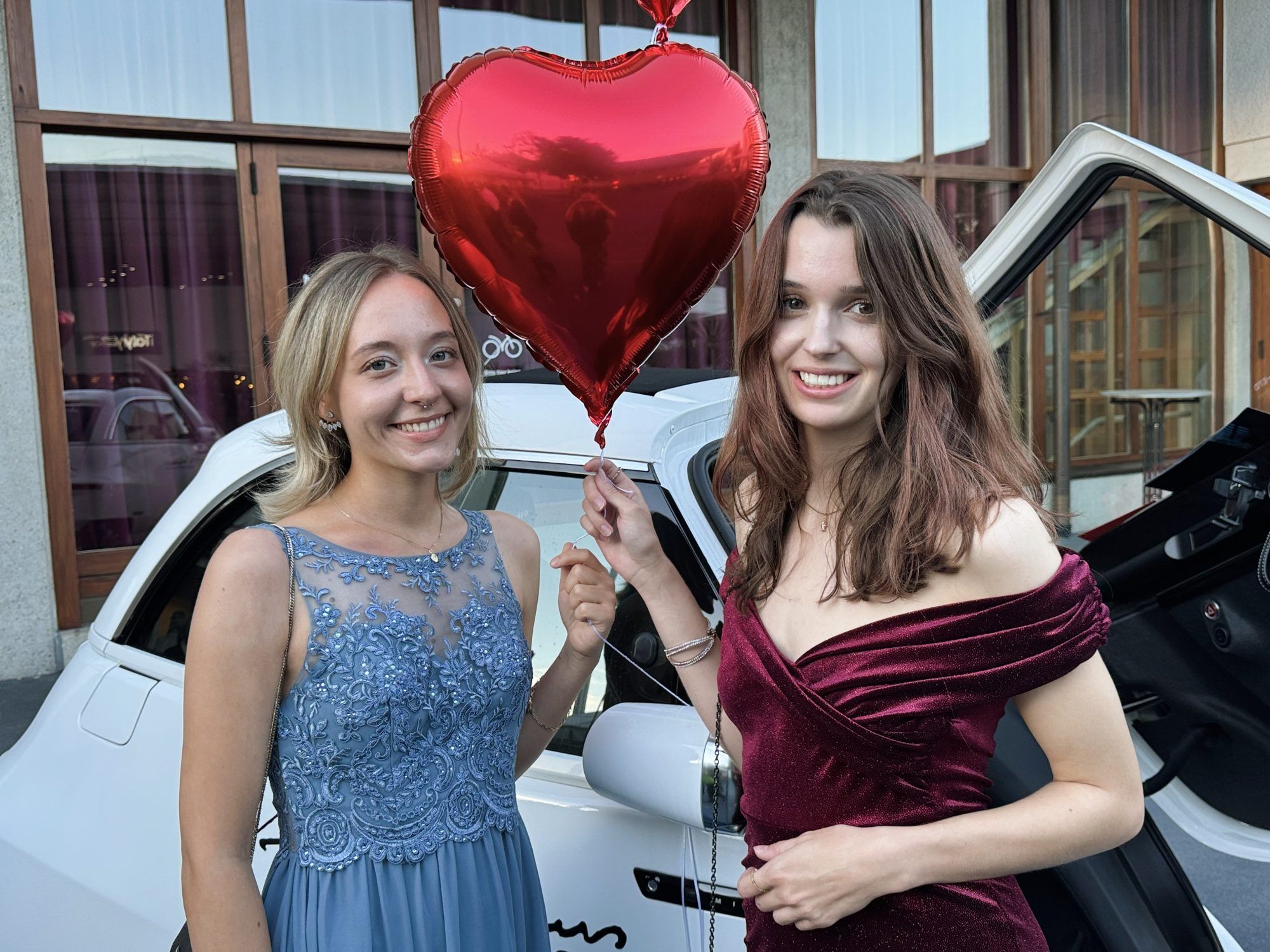 Pia Hofacker und Helena Batlogg feierten mit.