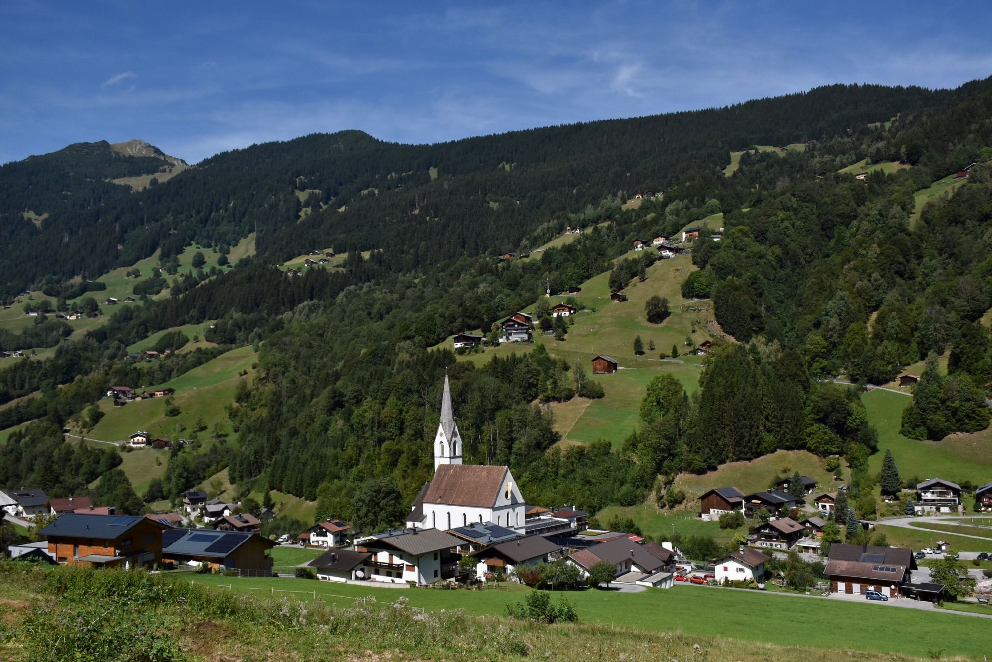 Innen- und Außenaufnahmen der Pfarrkirche Silbertal, Orgel und Orgelspieltisch.