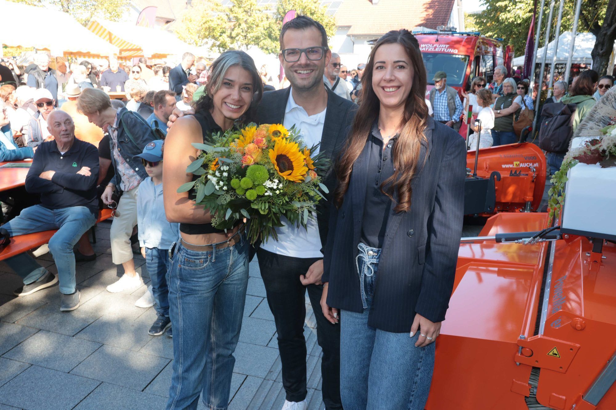 Marktleiterin Felicia Arnold mit Manuel Schantl und Vanessa Gasser von der Sparkasse.