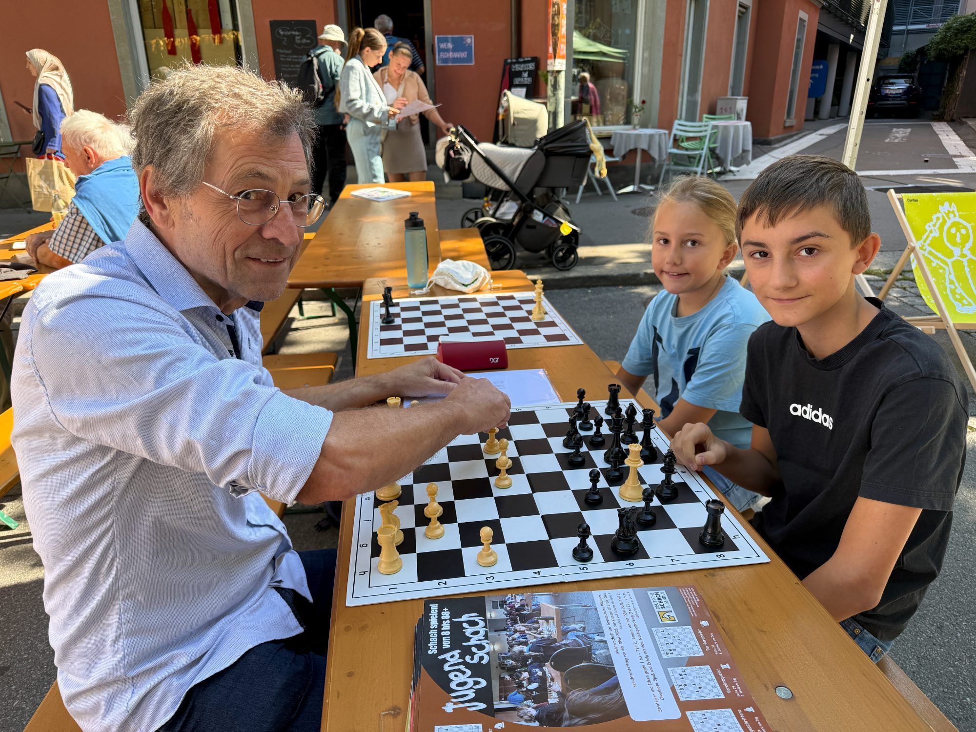 Schachtrainer Heinz Grabher mit Tobias und Elias erfreuten sich am Spiel