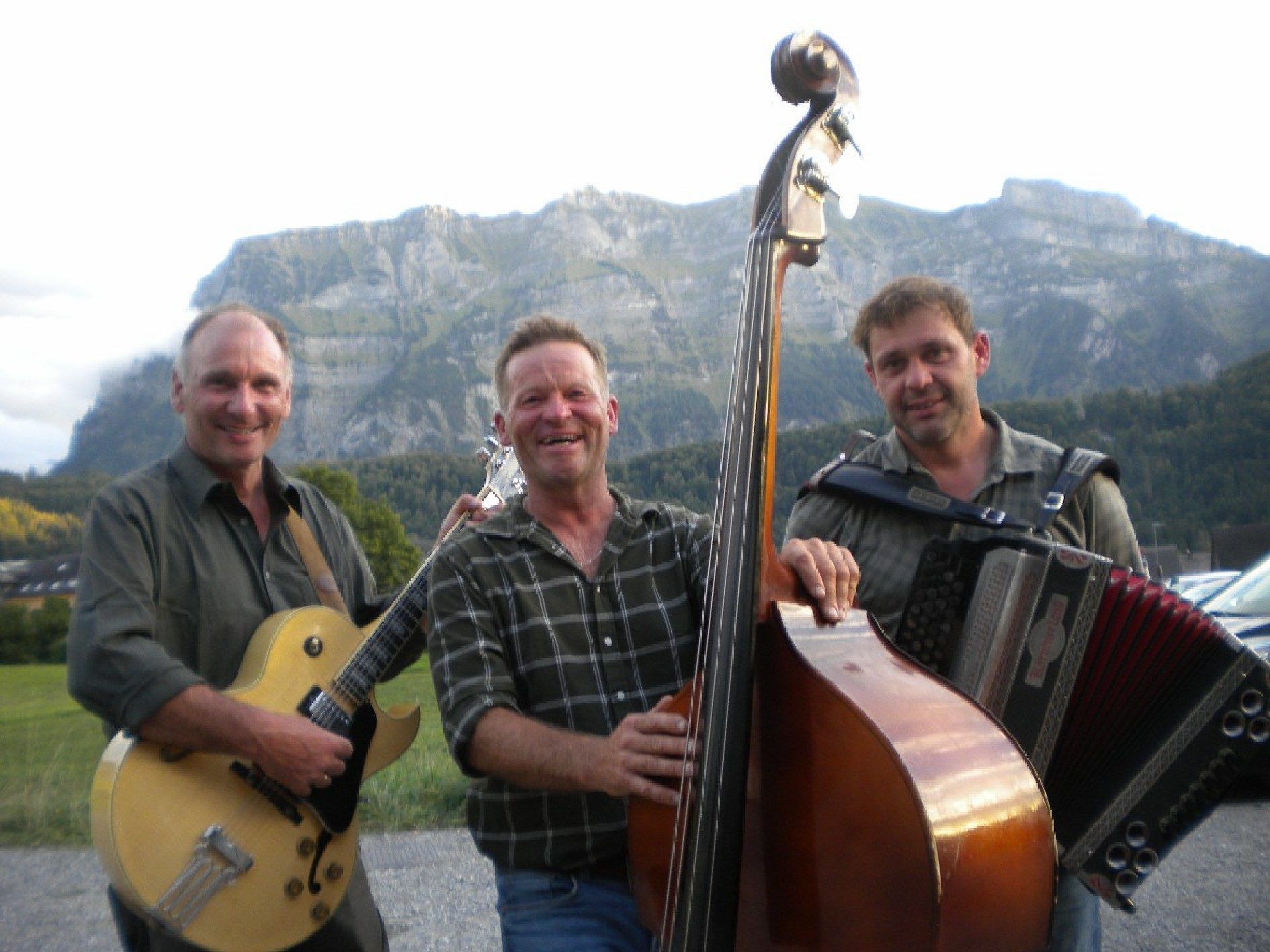 Eben noch als Treiber mit der großen Herde unterwegs, übernahmen Klaus (links) und sein Bruder Martin Berchtold gemeinsam mit Alex Wilhelm die musikalische Gestaltung des Bizauer Alptags. Vor 50 Jahren waren sie – damals von der Gräsalp – erstmals beim „Huozüho“ dabei.
