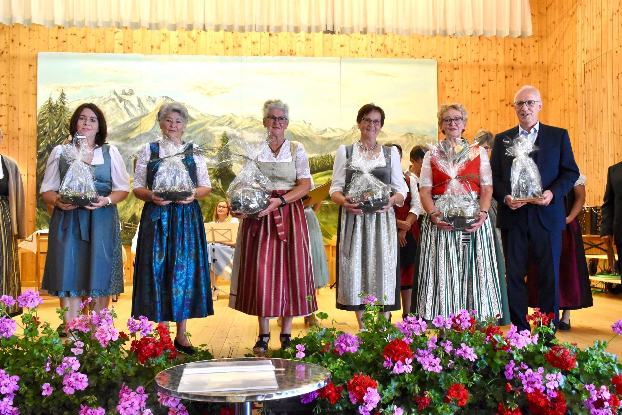 Die geehrten Chormitglieder, rechts Chorleiter Johannes Pfefferkorn.