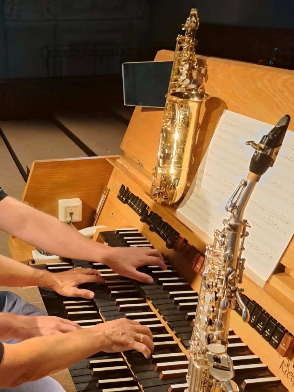 Michael Schwärzler und Karlheinz Blum begleiten die Handlung des Märchens musikalisch an der Orgel und dem Saxophon.