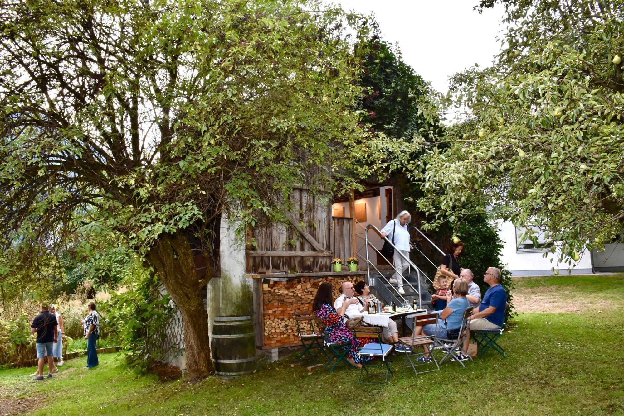 Gut beschildert war das Offene Sommeratelier im Betriebsgebiet Hängender Stein 4 in Ludesch. Die kleine Kunstoase lud zum Verweilen ein. Helmut Obexer schaute Markus Khüny interessiert über die Schultern. Daniel und Tiffany holten im Sommeratelier die beim Künstler in Auftrag gegebene Intarsienarbeit mit dem Wappen ihrer Familie - zufälligerweise auch Khüny - ab.