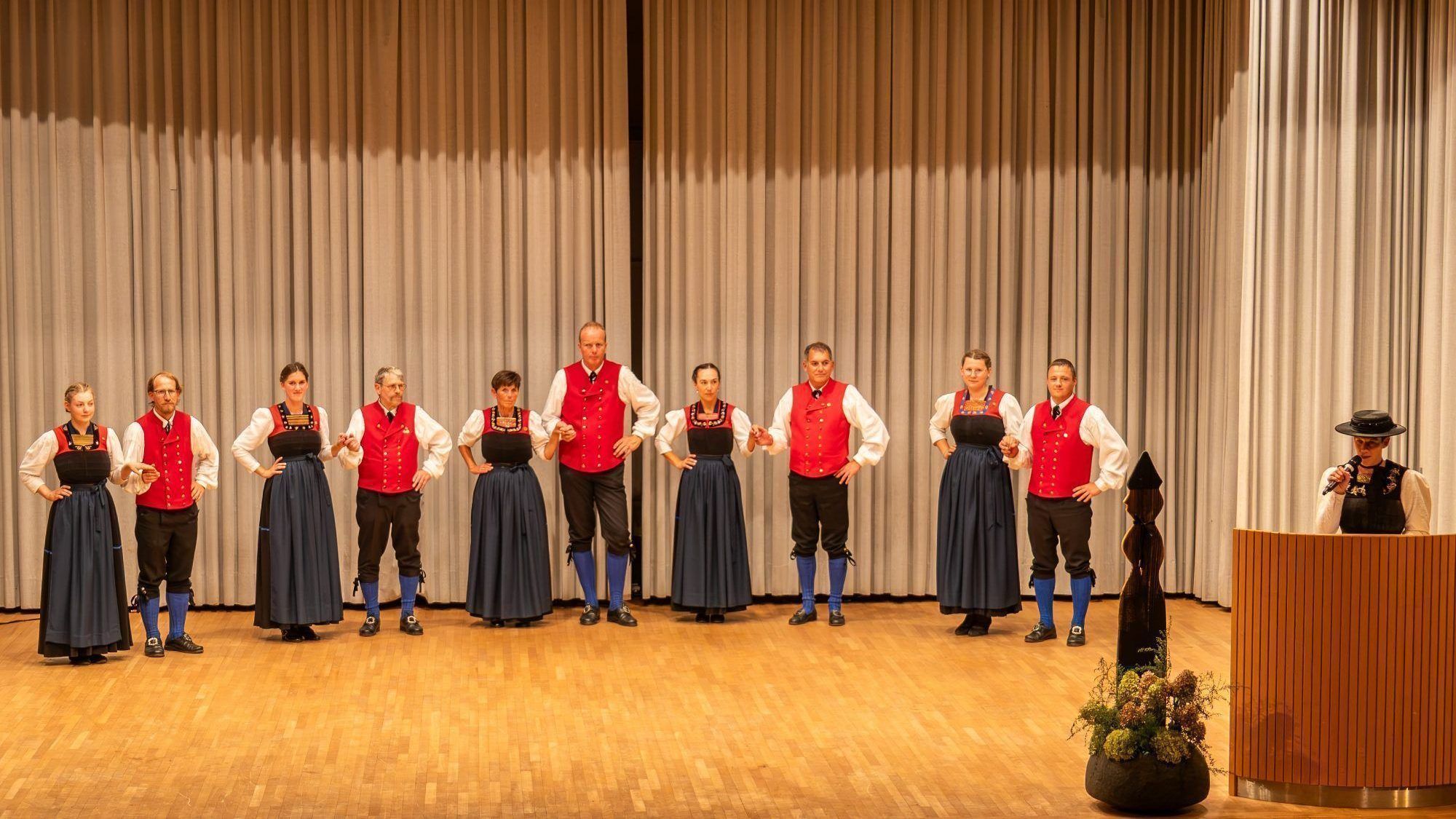 Die Tanzpaare des jubilierenden Vereins zeigten auf der Bühne ihr Können.