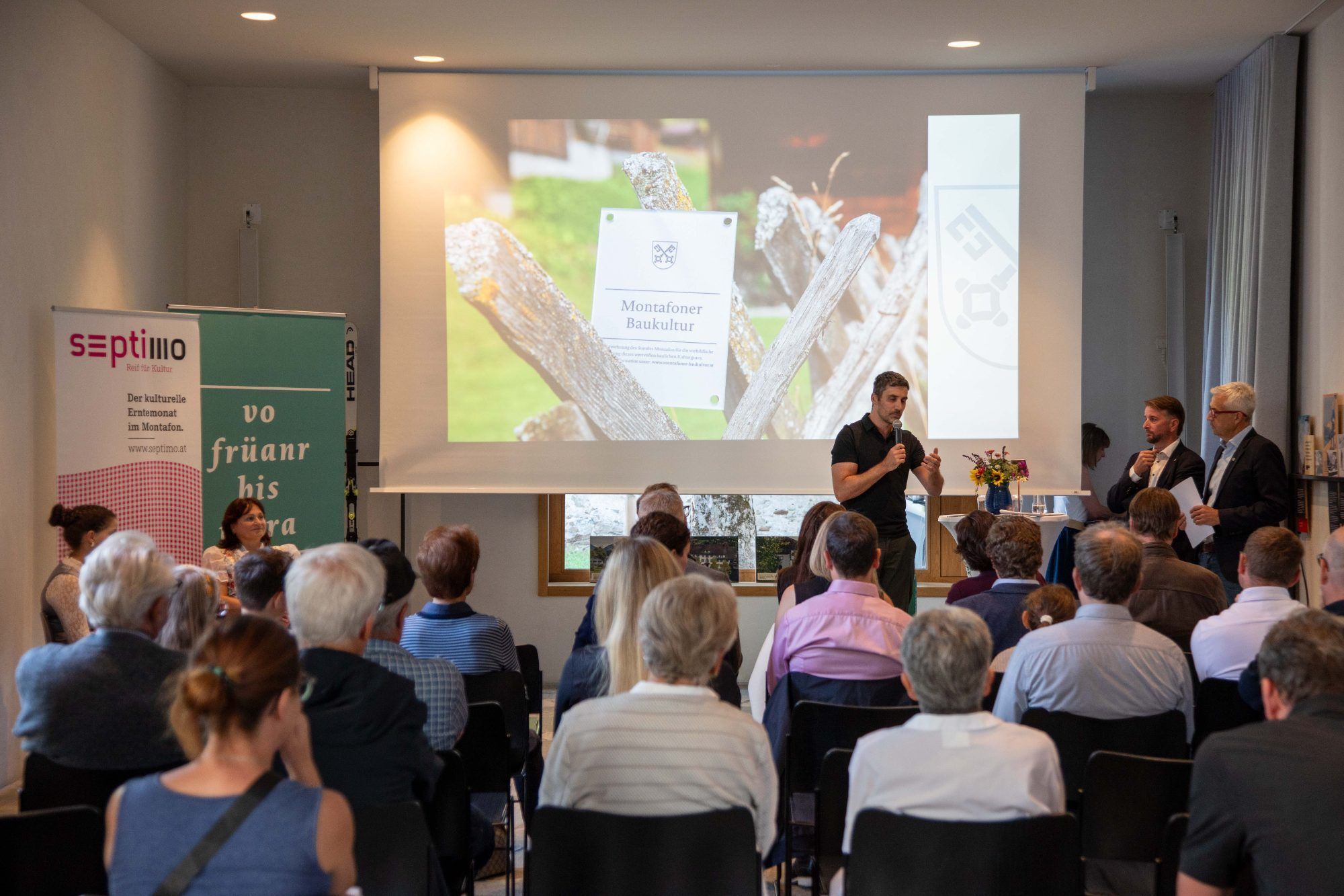 Stimmungsvoller Abend bei der Kennzeichnung „Montafoner Baukultur“ in Schruns.