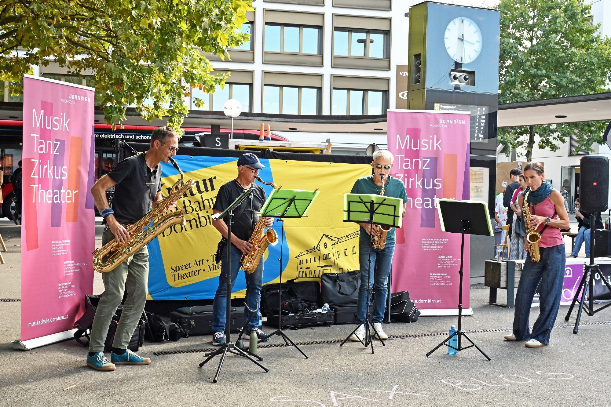 Das Saxophonensemble „I Sax Blos“ der Musikschule Dornbirn brachte den Bahnhofsvorplatz zum Klingen.