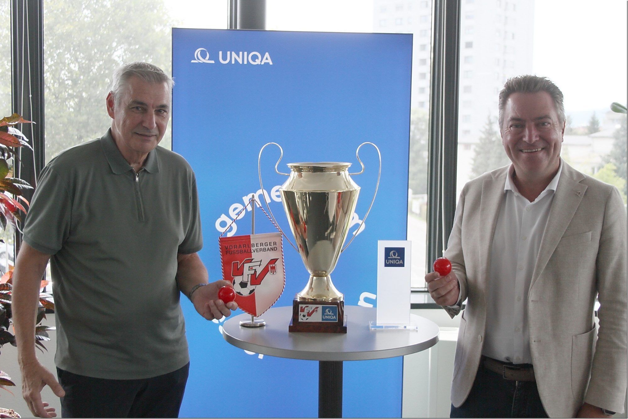 Uniqa Vorarlberg Landesdirektor Markus Stadelmann (r.) und VFV Vizepräsident Joachim Xander zogen die Viertelfinal-Partien. 
