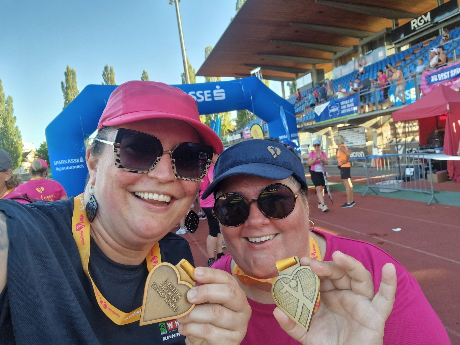 Mit ihrer Freundin und Mitorganisatorin Jaqueline Bortolotti-Schäffer - ein starkes Frauen-Duo in allen Belangen.