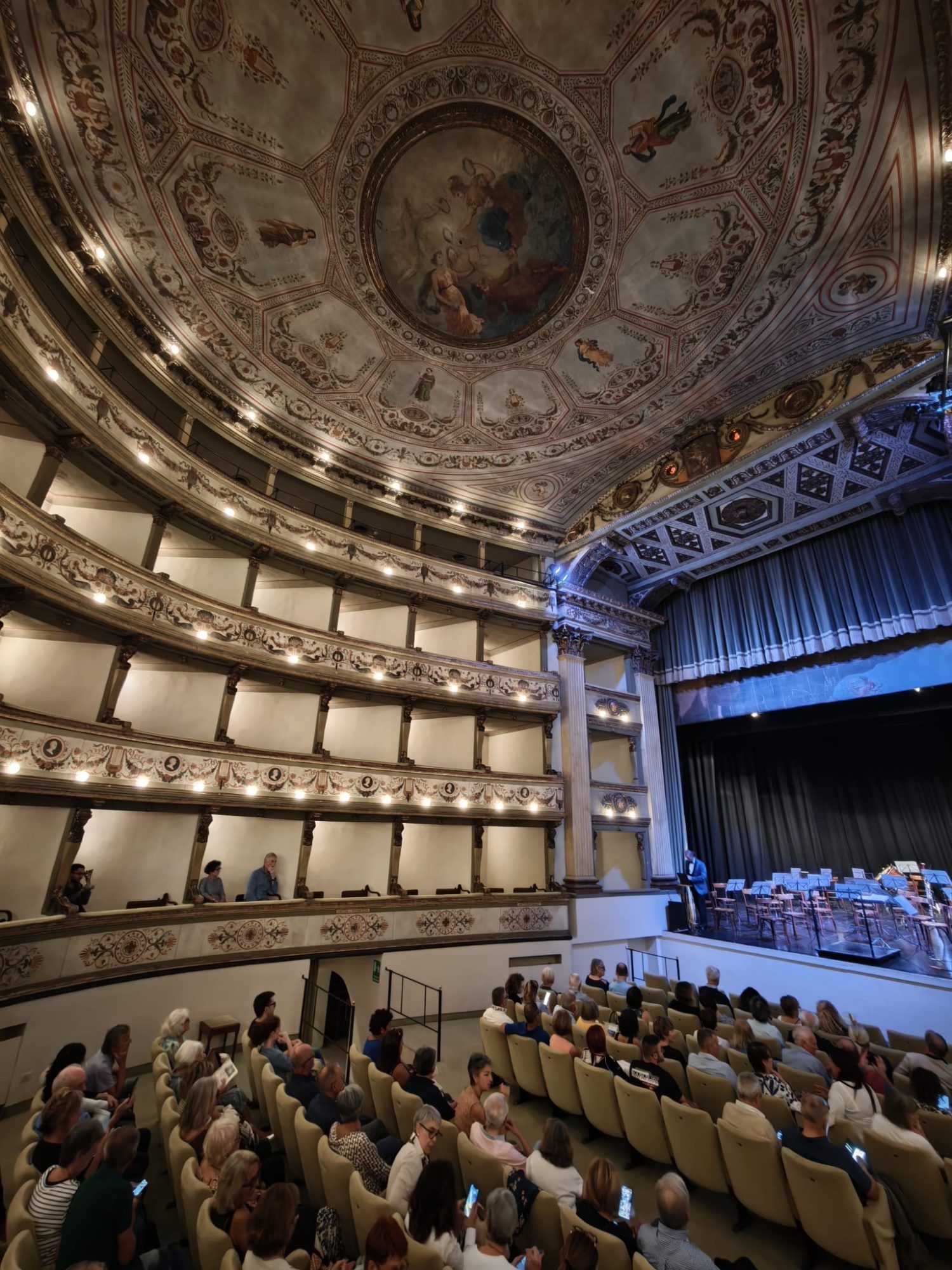 Das Theater hat einen besonderen Baustil.