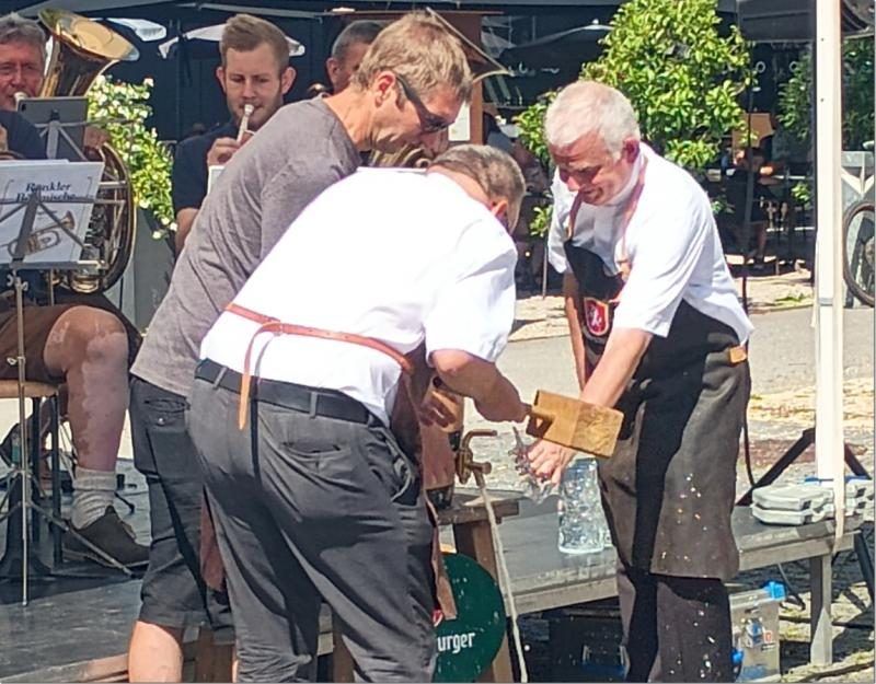 Schon Tradition: Der Fassanstich im Pfarrfest. PRIVAT