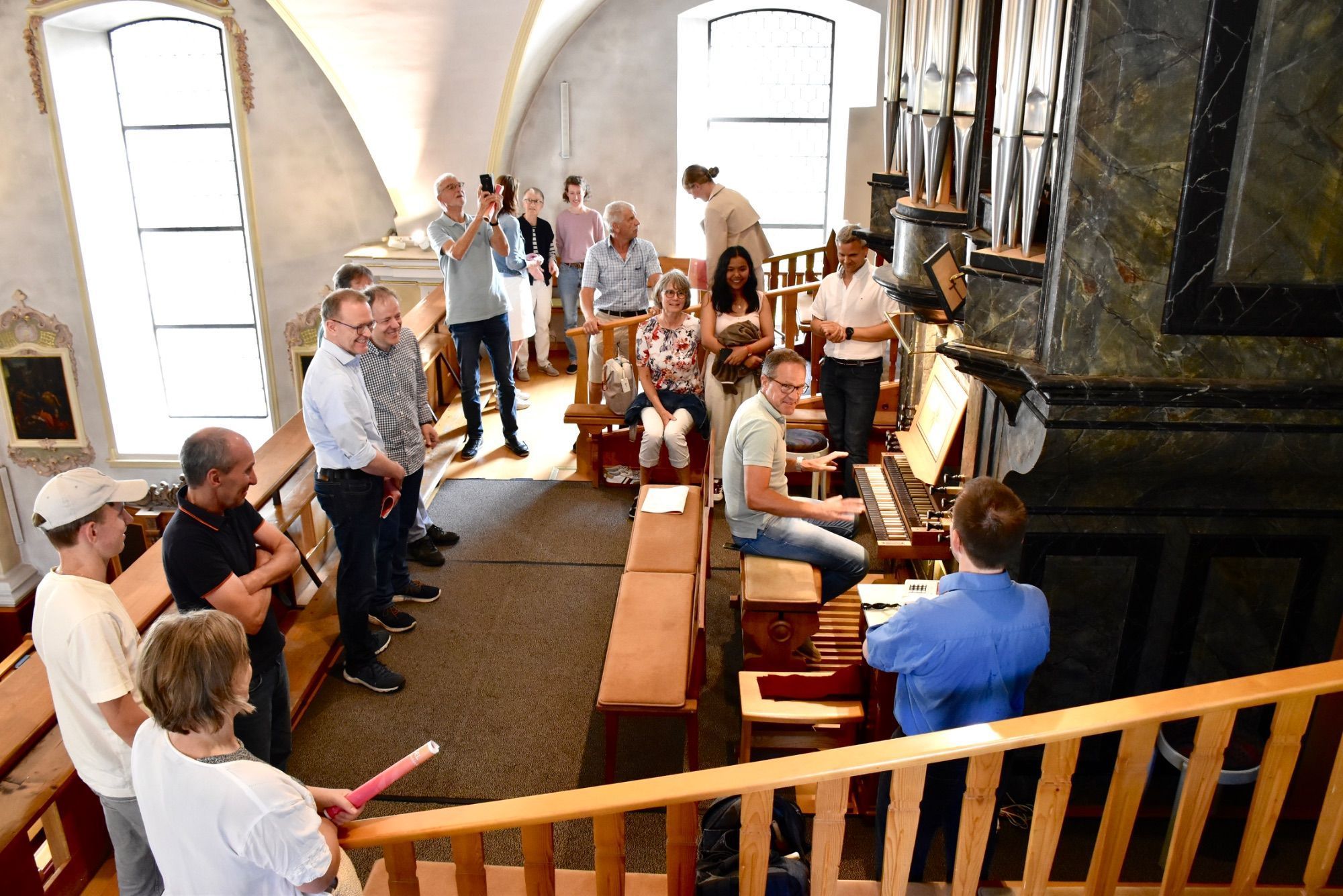 Das Publikum war eingeladen, sich die Orgel der Pfarrkirche St. Gallenkirch aus der Nähe zu betrachten bzw. sogar auf der Orgel zu musizieren.