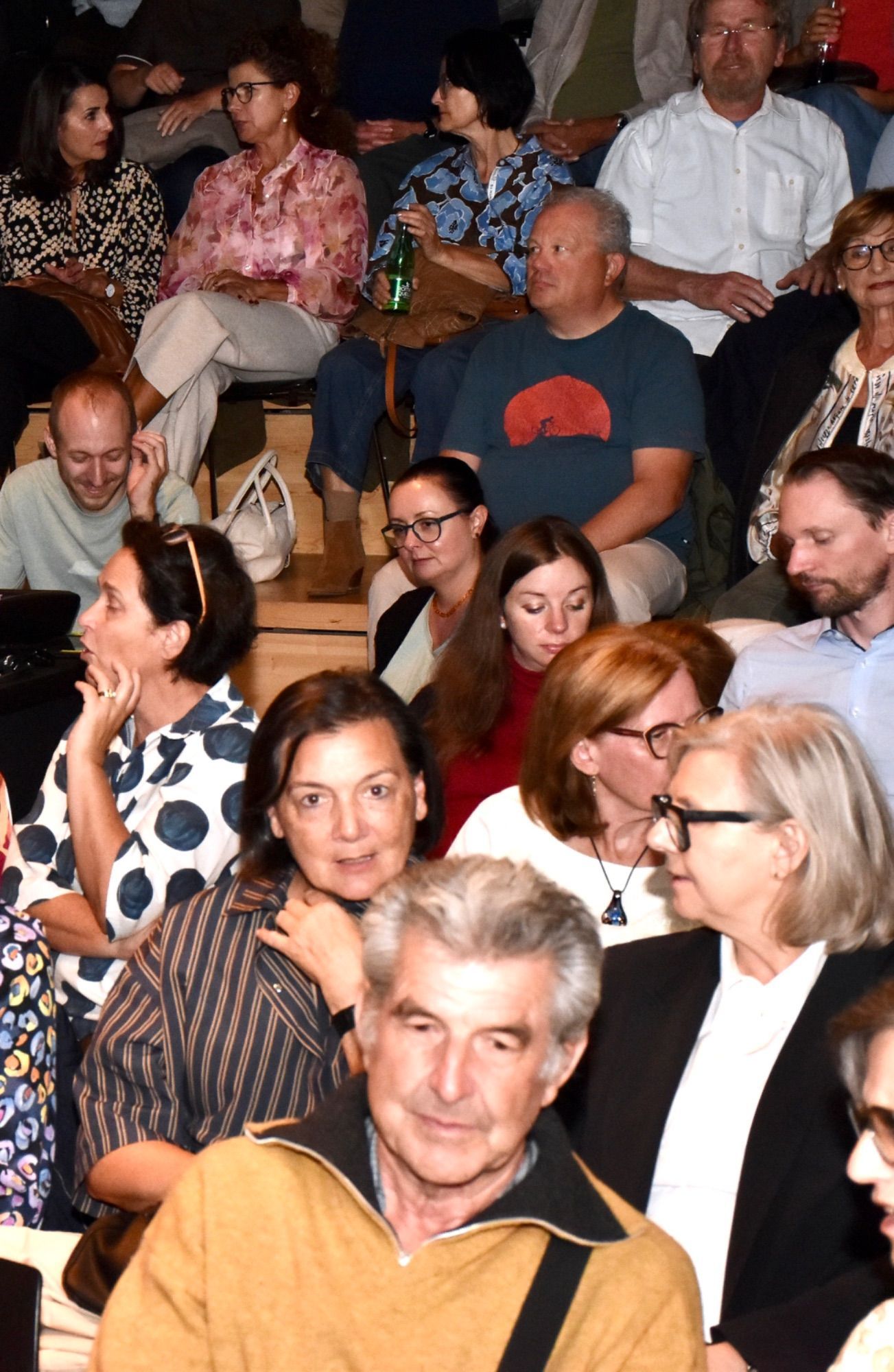 Ein begeistertes Publikum im Bludenzer.Remisesaal - mittendrin: Juliane Gorbach, rechts neben Licht- und Tontechniker Norbert Studer