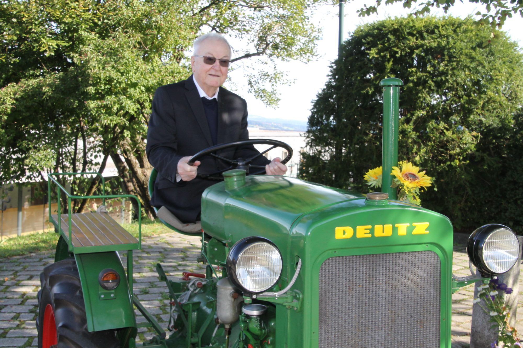 Kraftvolle Pose für Jubilar Herbert Böhler auf dem Bucher Dorfplatz.