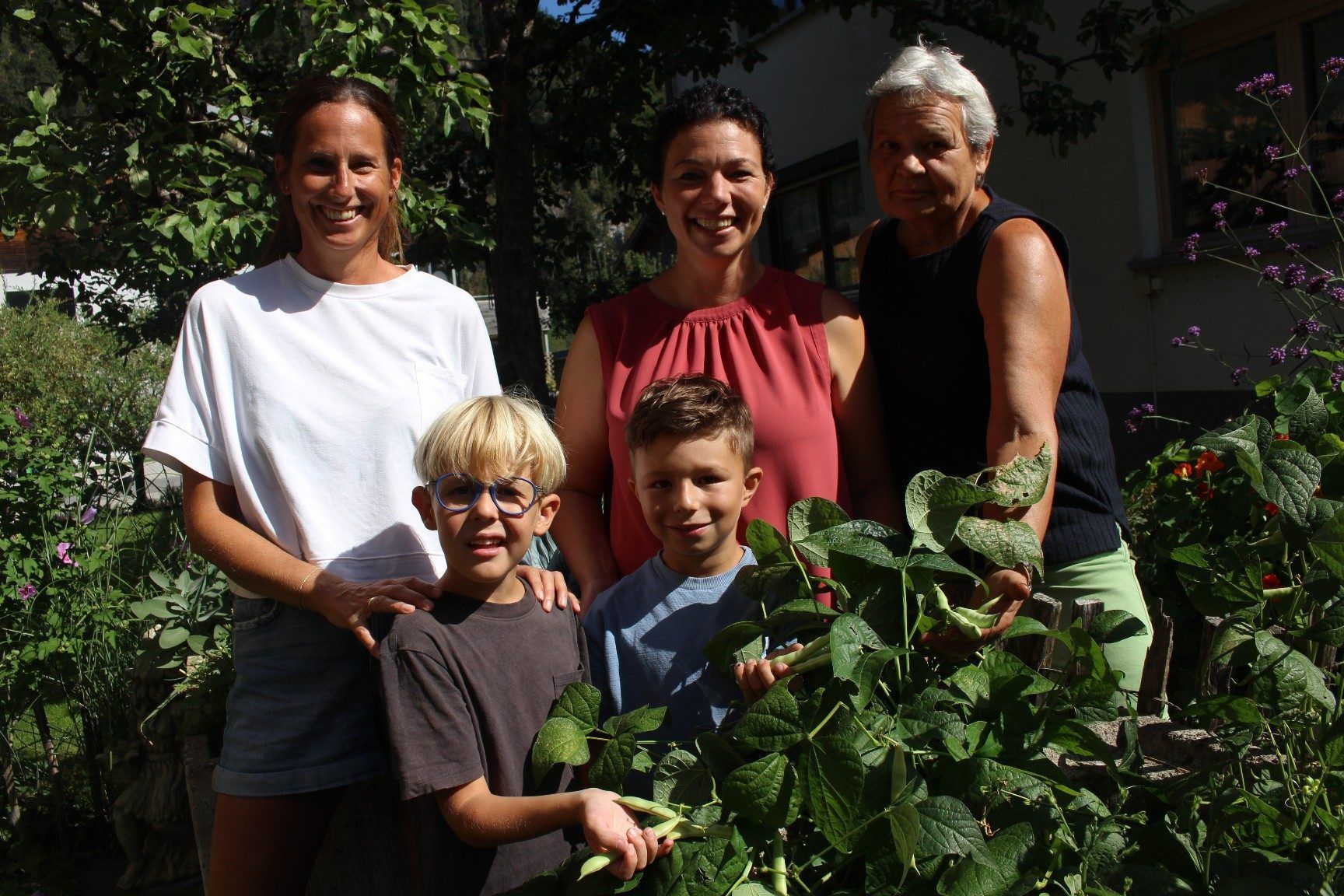 Abschluss eines interessanten Projekts: Theo und Jodok zeigen mit ihren Müttern Annemarie und Steffi sowie der Projektbetreuerin Isabella Moosbrugger, was daraus geworden ist.