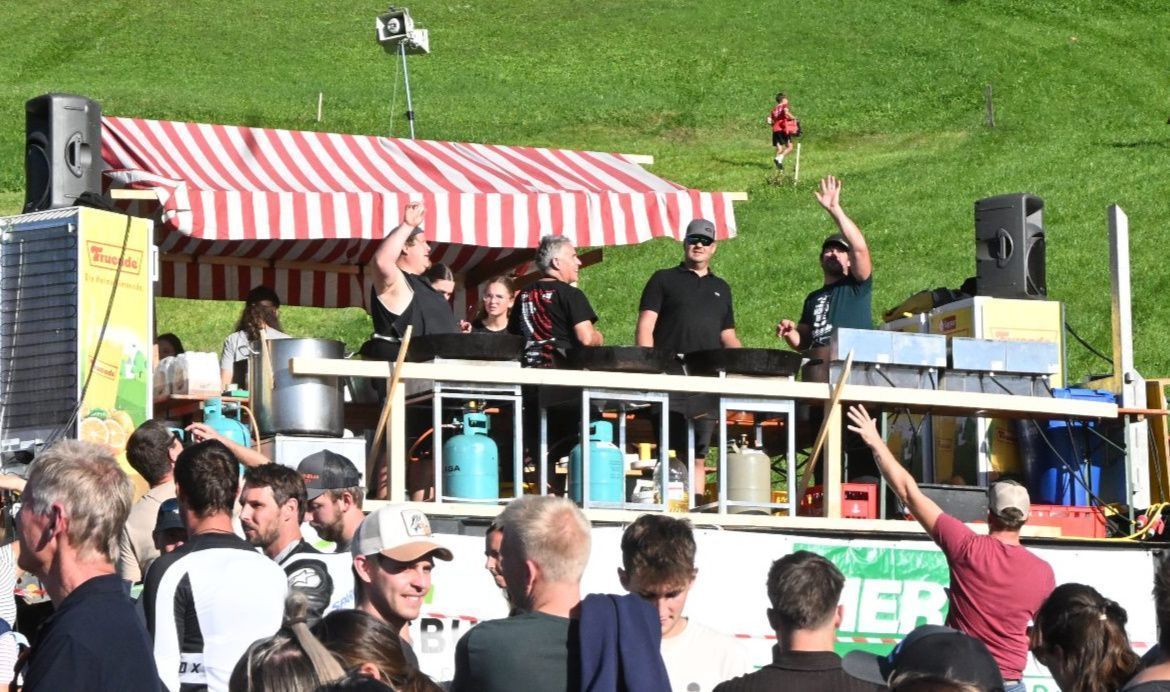 Die Küchenbrigade mit bester Aussicht- wie an einem DJ-Pult