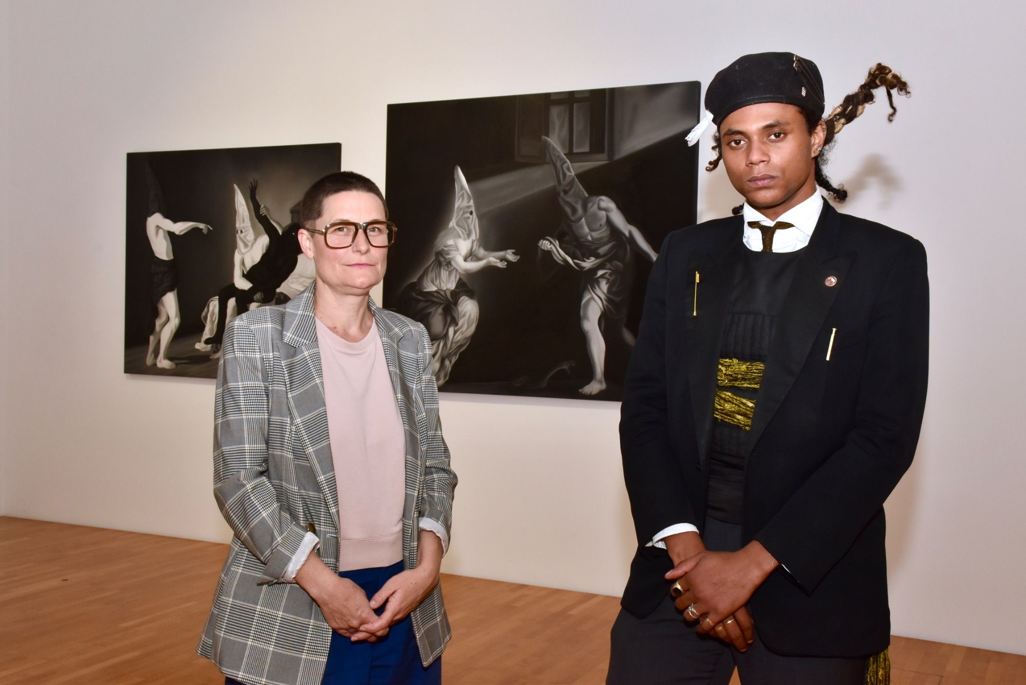 Die Kuratorin Christine Lederer und Künstler Tyrone Egbowon vor Werken des Künstlers im Kunstraum Remise in Bludenz.