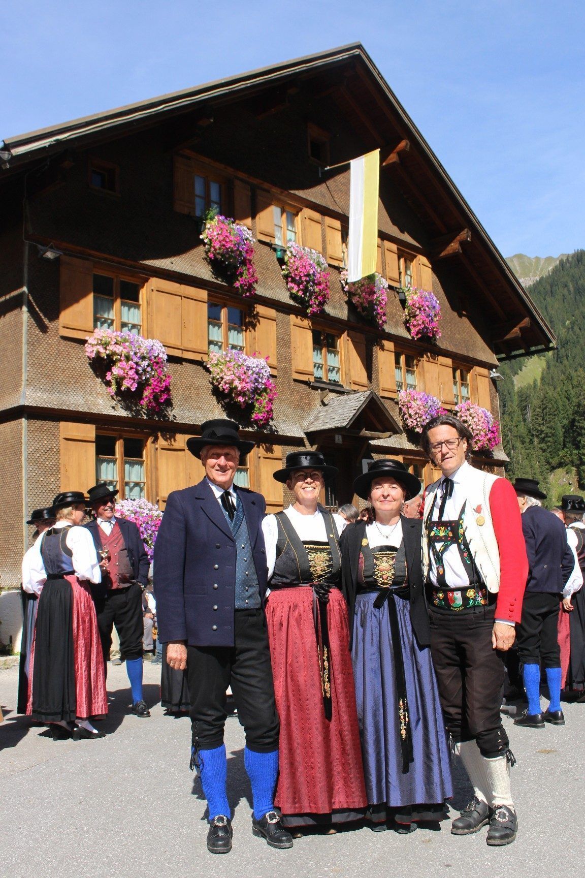 Vor dem festlich beflaggten und blumengeschmückten Gemeindeamt präsentierten Bürgermeister Stephan Schwarzmann mit Gattin Michaela und sein Vorgänger Herbert Schwarzmann mit Gattin Brigitte unterschiedliche Trachten.