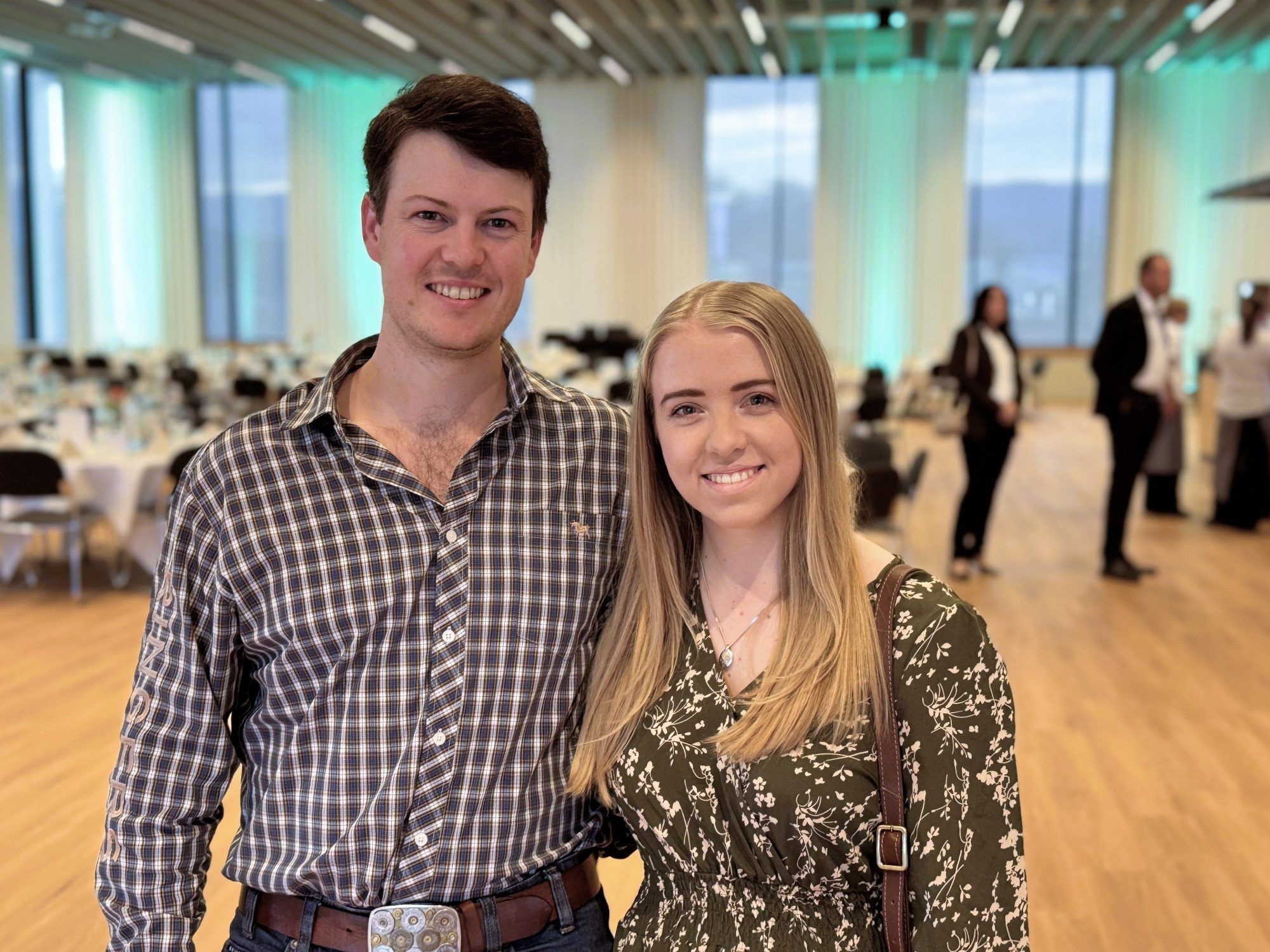 Marketingleiterin Annika Jäger mit Glen Meier.