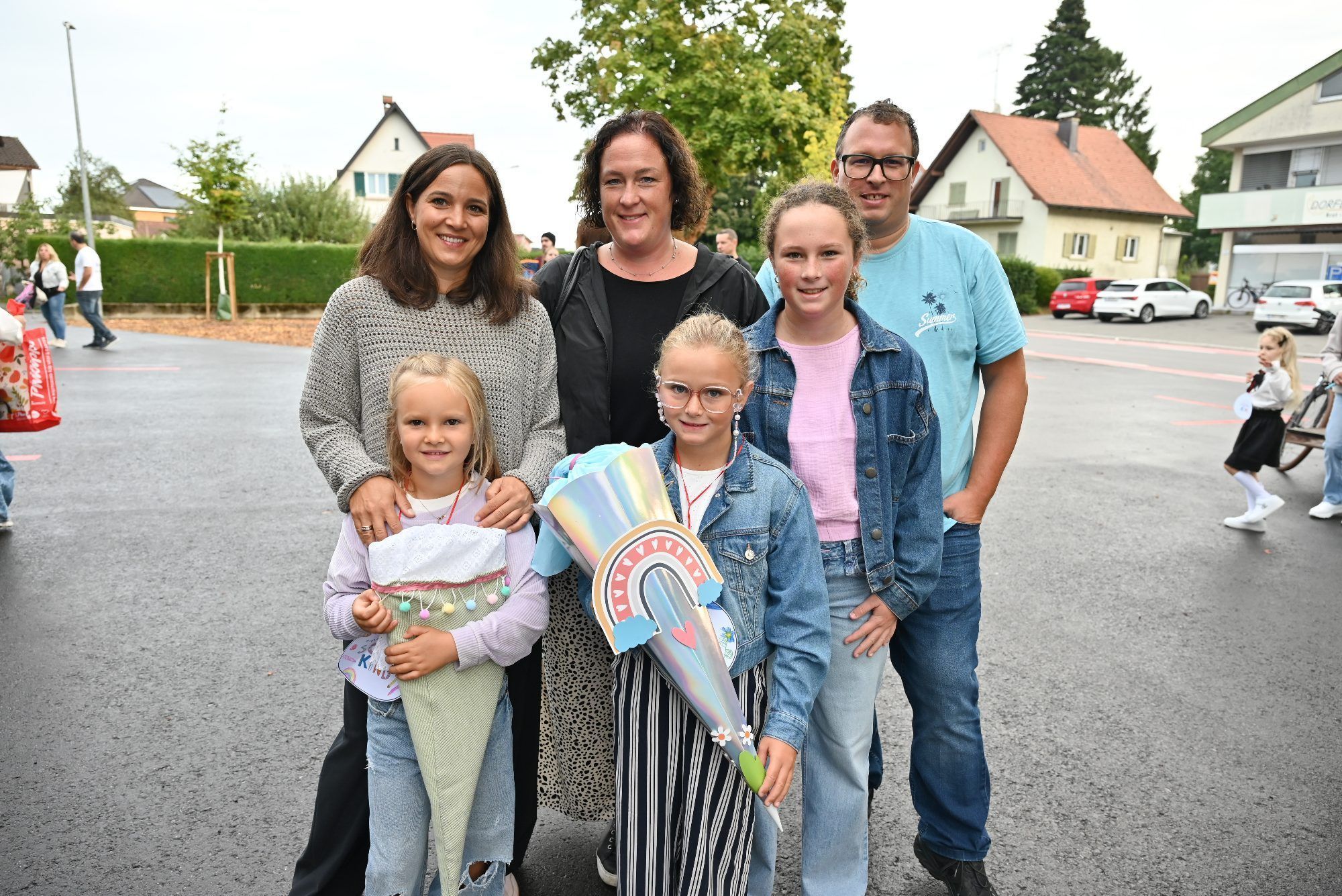 Ihre Geschwister besuchten die Volksschule Rheindorf: die Mädchen wurden nun dem Campus Rotkreuz zugeteilt.