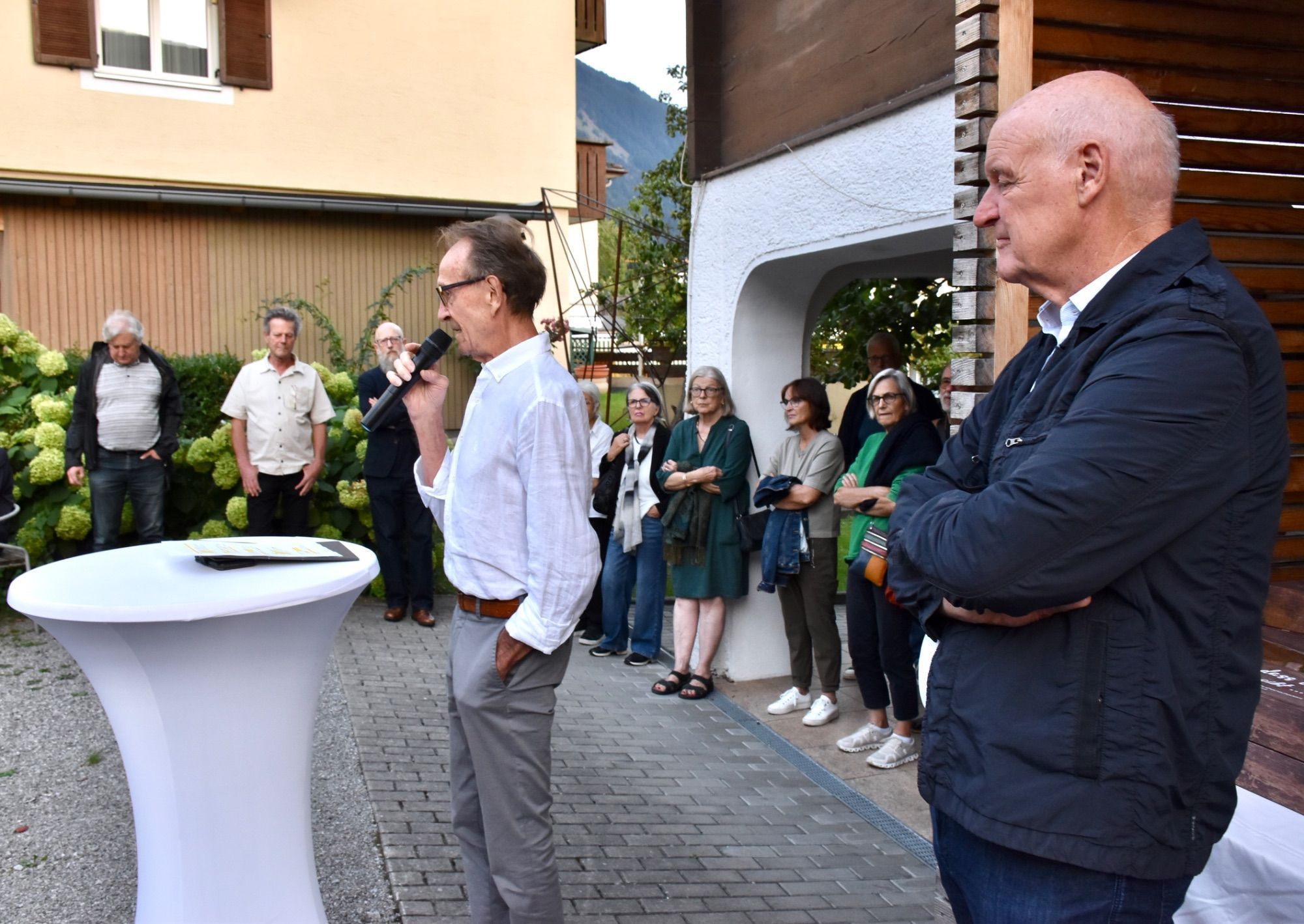 Moderator Bruno Winkler und der ausstellende Künstler Hermann Präg im Garten der Galerie in Schruns.